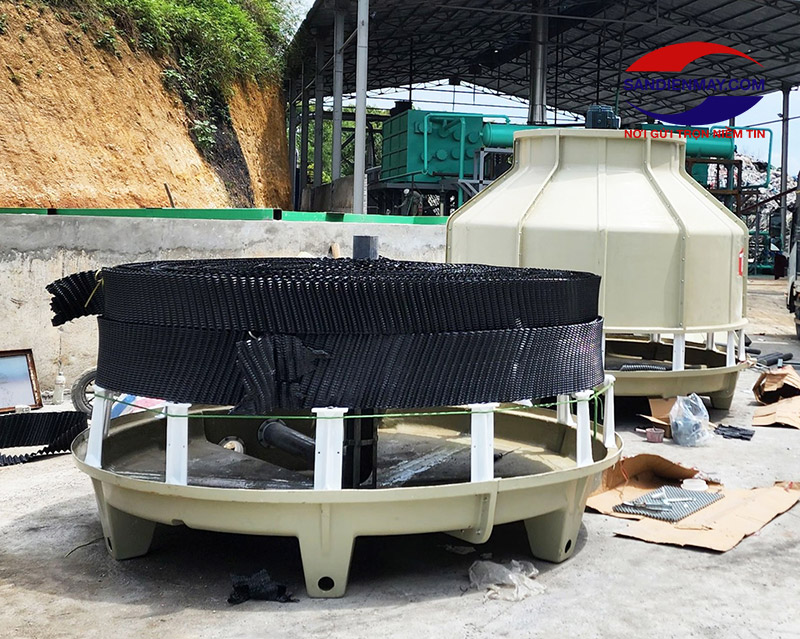Các cuộn tản nhiệt được xếp chồng lên nhau tạo thành bộ phận giải nhiệt cho tháp